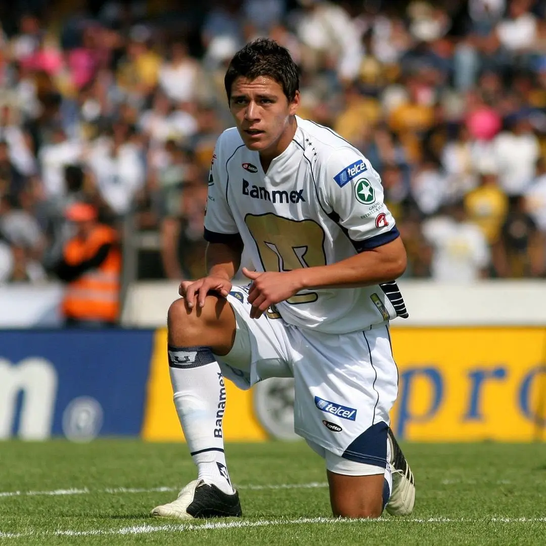 Héctor Moreno en un partido con Pumas