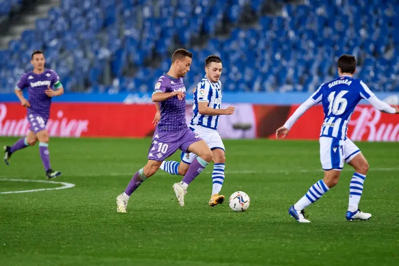 Guardado (al fondo) fue criticado por su desempeño (@RealBetis)