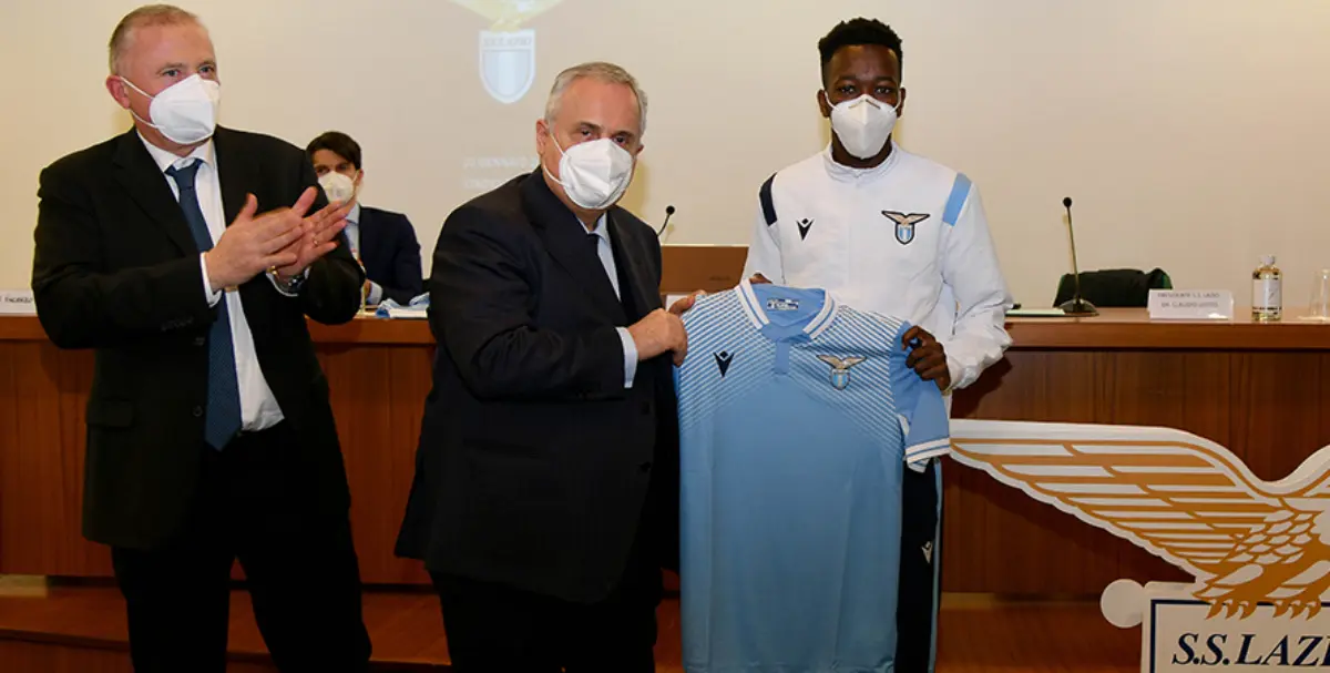 Larsson Coulibaly en su presentación con la Lazio