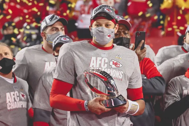 Patrick Mahomes de los Chiefs celebra su clasificación al Super Bowl 55 - Twitter @Chiefs