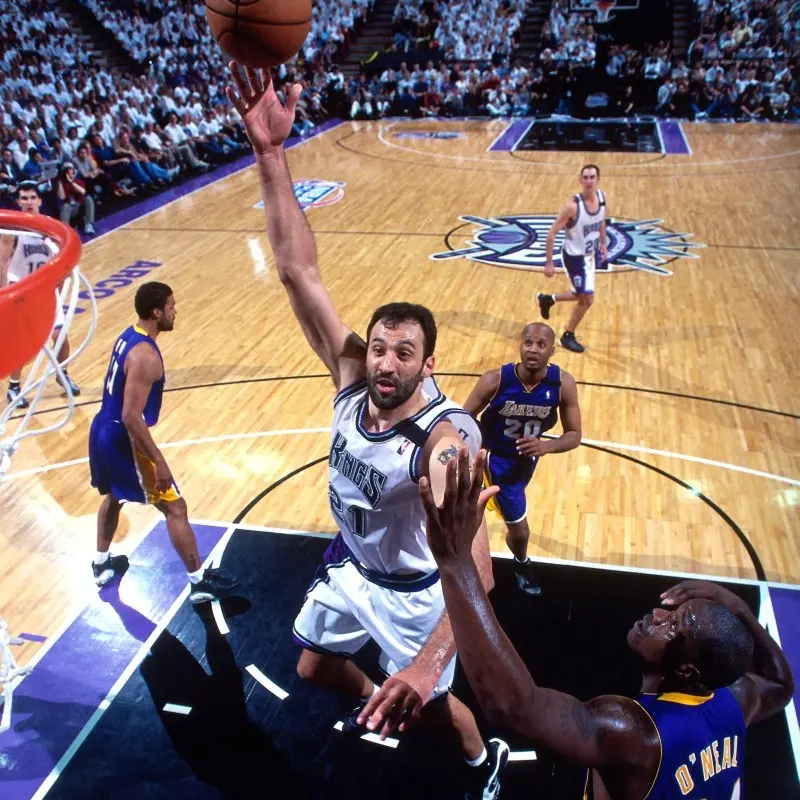 Vlade Divac en un partido entre Kings y Lakers - Twitter @NBAHistory