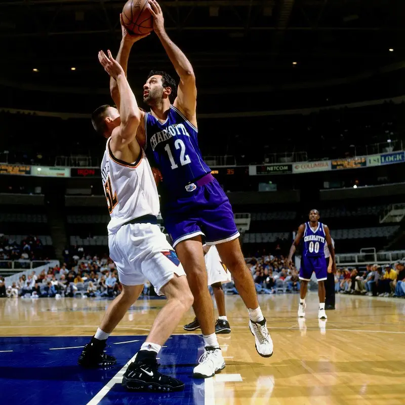 Vlade Divac en un partido de los Hornets - Twitter @Hornets