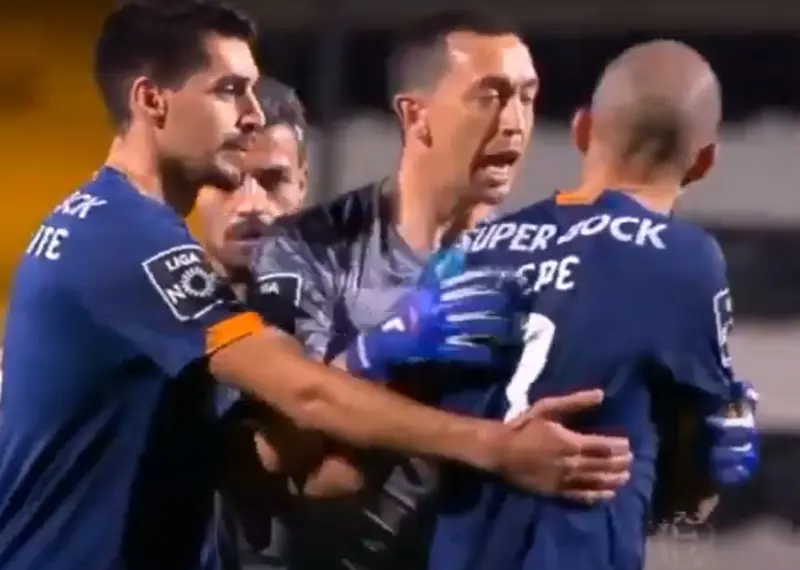 Marchesín intentando tranquilizarlo (YouTube: VS Sports-Liga NOS)