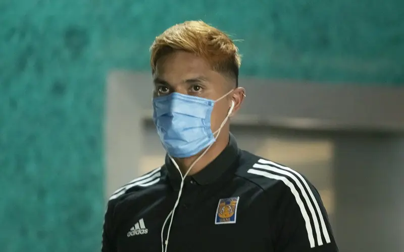 Carlos Salcedo previo a un partido de Tigres - Twitter @TigresOficial