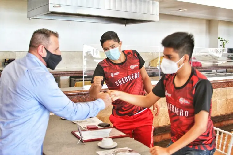 Román Bello, titular del Instituto del Deporte de Guerrero, entregó los reconocimientos.