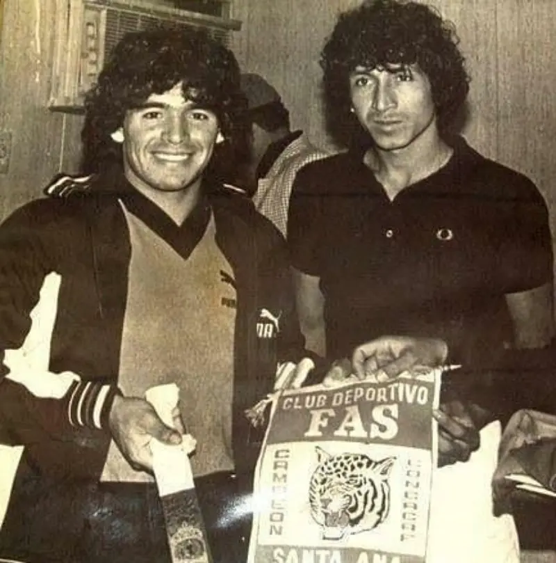 'Mágico' González y Maradona (FB: Club Deportivo FAS)