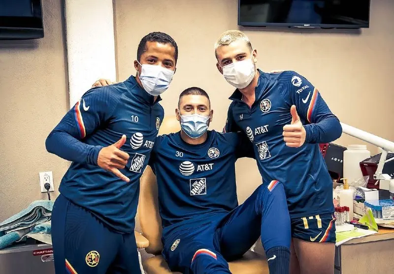 Nicolás Castillo con Giovani dos Santos y Nicolás Benedetti - Instagram @castillo30__