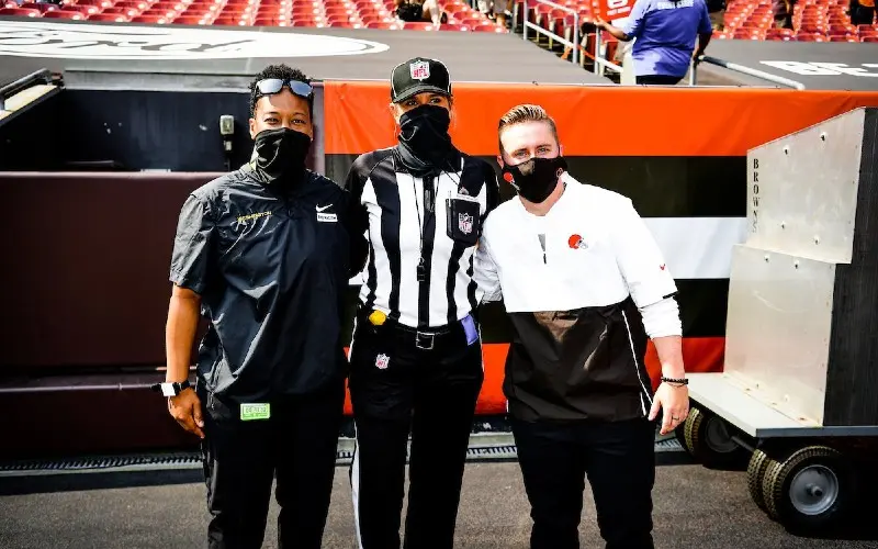 Sarah Thomas, árbitro de la NFL, con Jennifer King de Washington y Callie Brownson de los Browns - Twitter @Browns