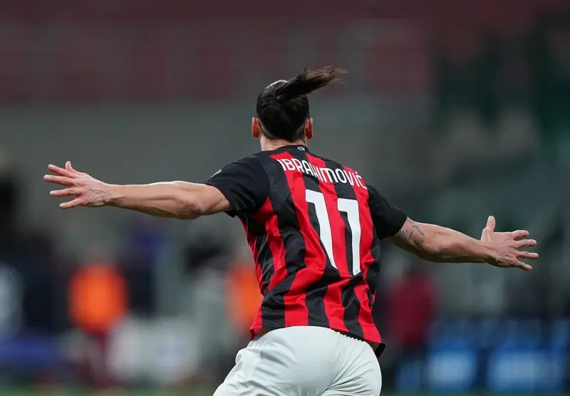 Zlatan negó que tenga actitudes racistas (@acmilan)
