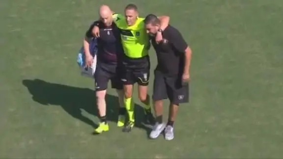 Aleandro Di Paolo tuvo que ser auxiliado para salir del campo
