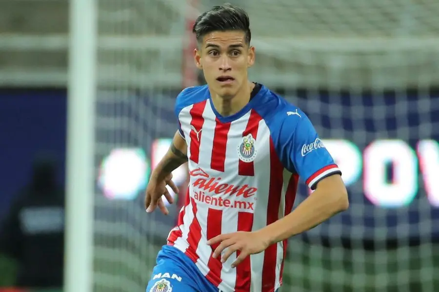 Alexis Peña en un juego con Chivas