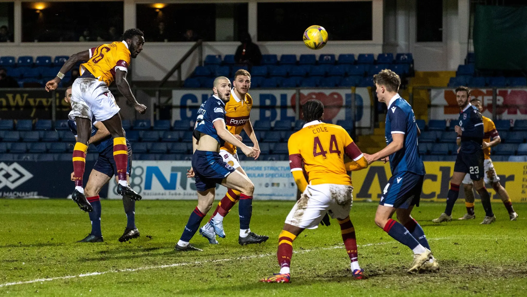 El salto de Bevis Mugabi para darle la victoria al Motherwell.
