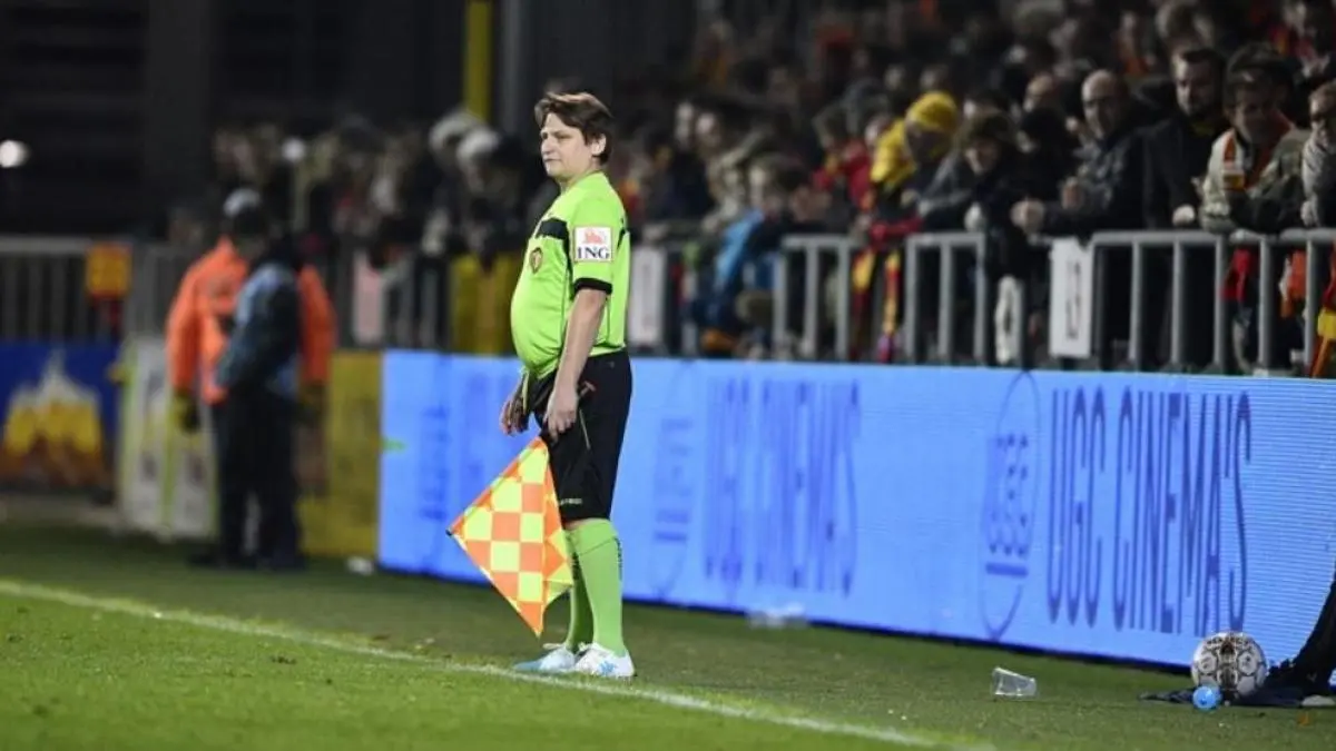 El hincha que terminó como asistente en el Malinas vs Genk