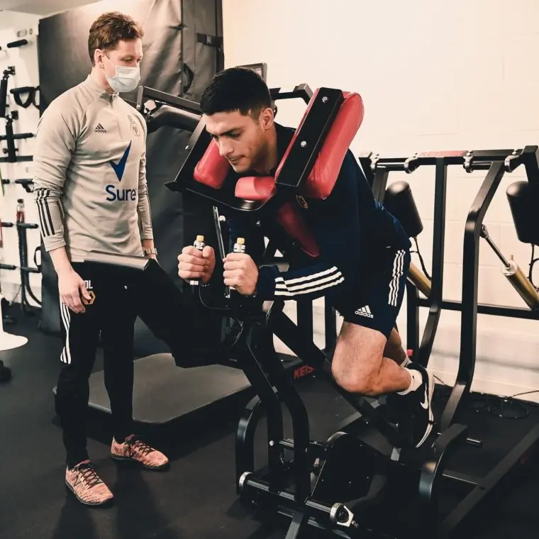 El mexicano ha hecho trabajo en el gym. (Foto @wolves)