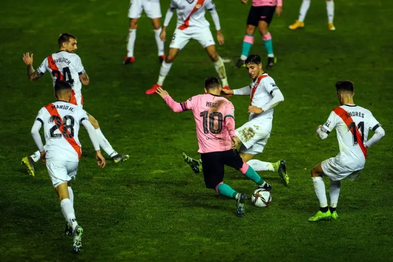 Messi contra cuatro jugadores del Rayo Vallecano (FB: FC Barcelona)