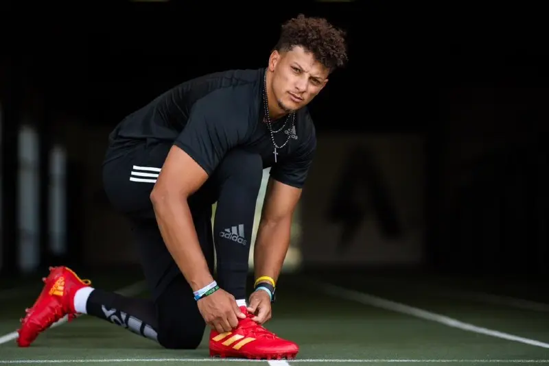 Patrick Mahomes en un evento promocional - Twitter @AdidasFBallUS