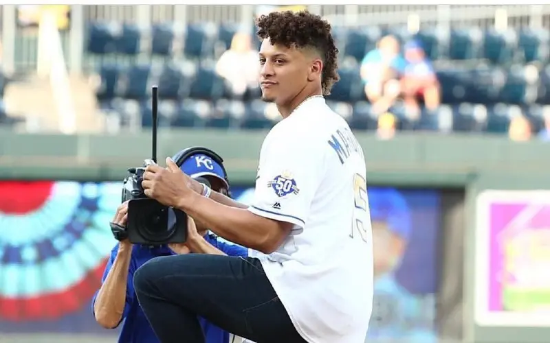 Patrick Mahomes lanza el pitch ceremonial en un partido de los Kansas City Royals - Instagram @patrickmahomes