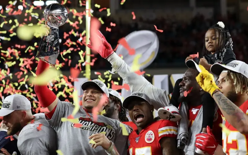Patrick Mahomes y los Kansas City Chiefs celebran el triunfo en el Super Bowl 54 - Twitter @AroundTheNFL