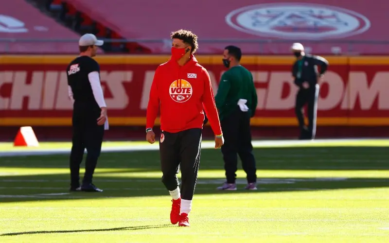 Patrick Mahomes, con su sudadera para promocionar el voto, previo a un partido de los Kansas City Chiefs - Twitter @NFL