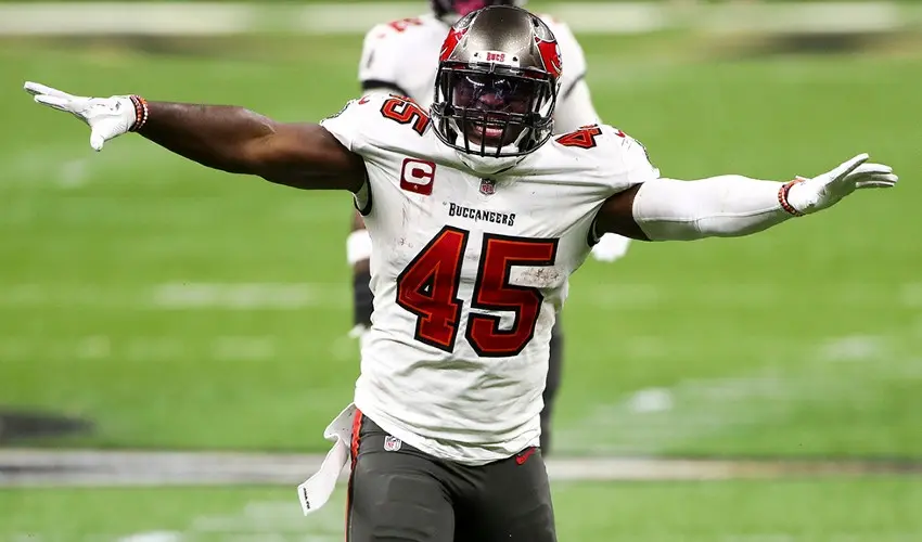 Devin White en un partido de los Buccaneers - Twitter @AroundTheNFL