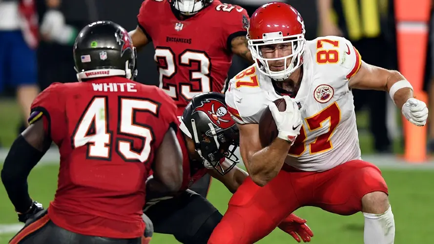 Devin White y Travis Kelce en el Chiefs vs Buccaneers de la semana 12 - Twitter @AroundTheNFL