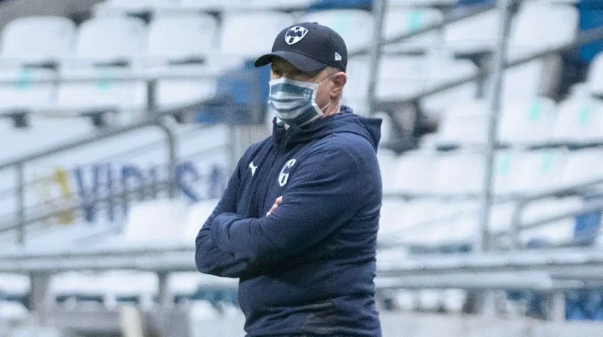 Javier Aguirre observa un juego de Rayados - ARCHIVO REFEREE