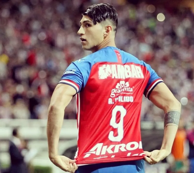 Alan Pulido celebra un gol con Chivas - @alan_pulido17