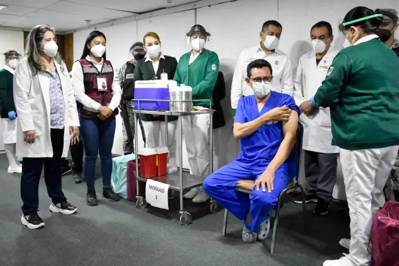 El 19 de enero empezó la vacunación del personal médico (@ImssSinaloa)