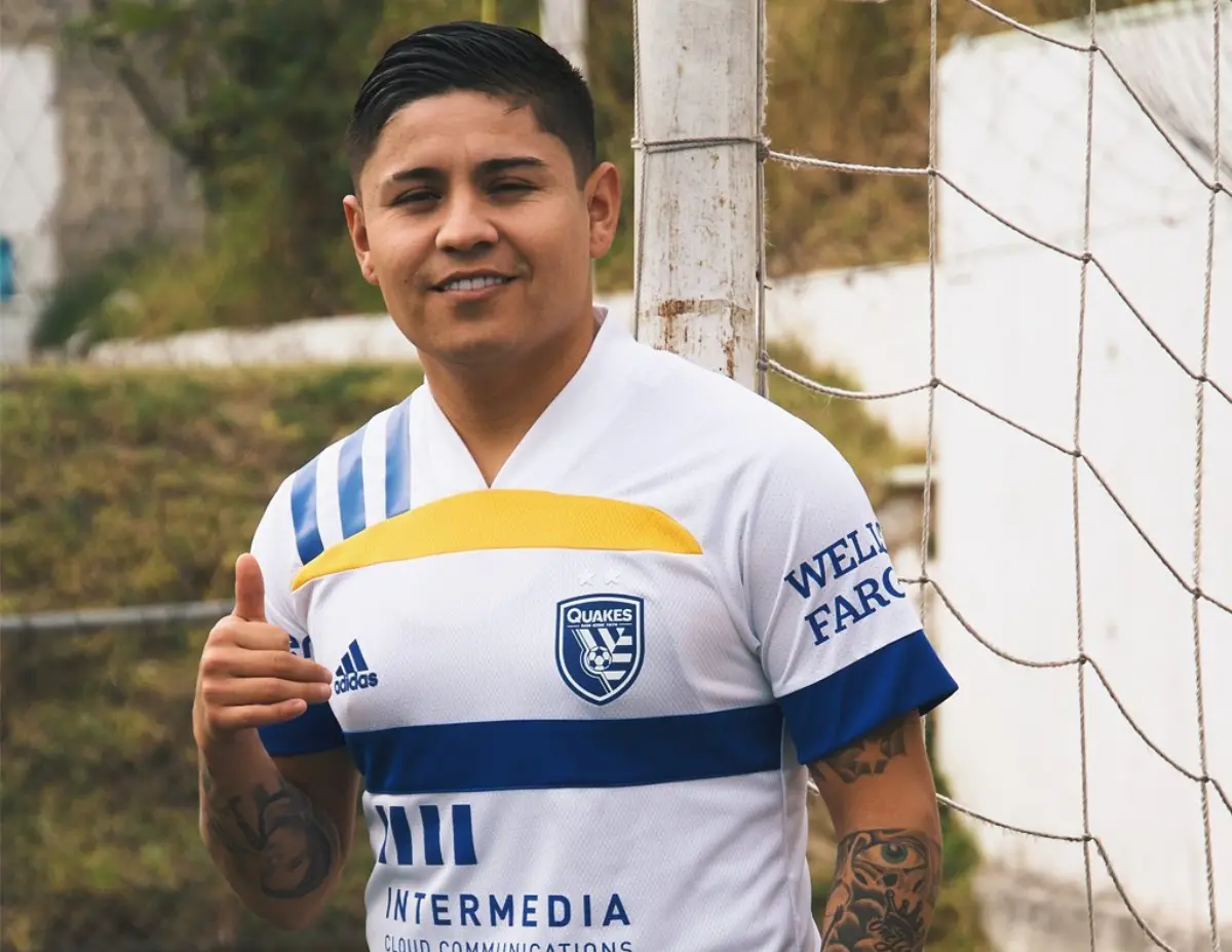 'Chofis' López posa con la playera del Earthquakes