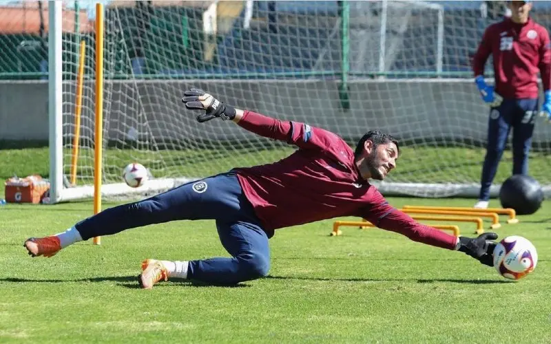Jesús Corona en un entrenamiento de Cruz Azul - Instagram @jjesuscorona01