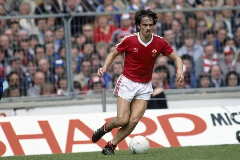 Marcó época en el ManU en los años 80 (manutd.com)