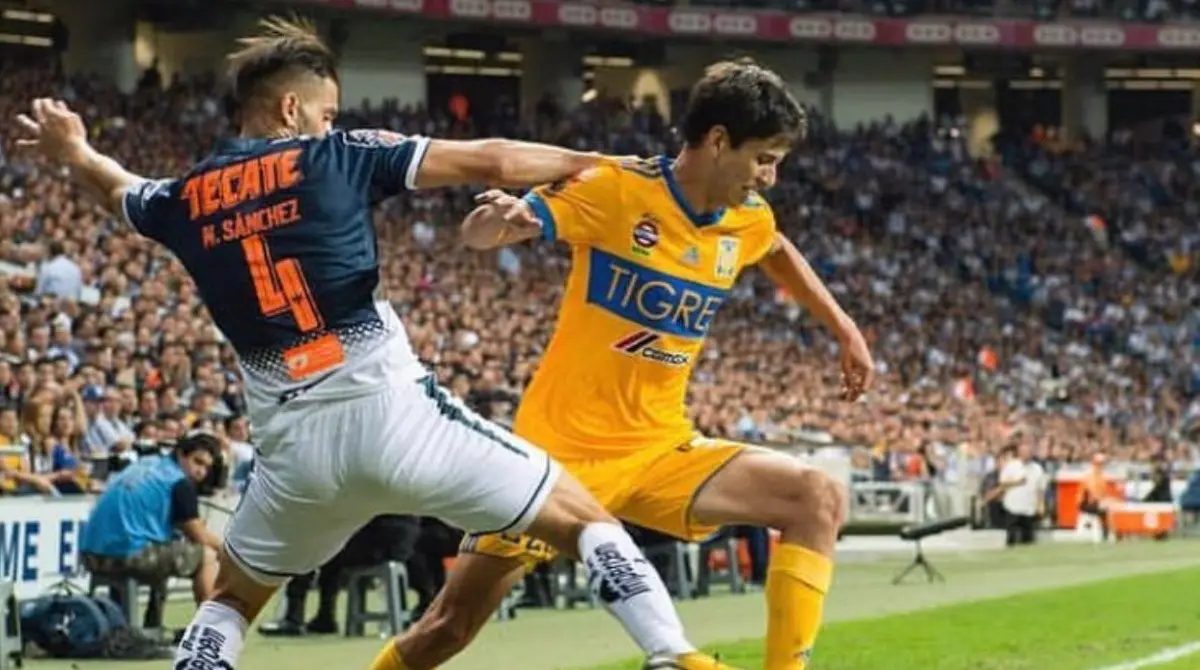 Jürgen Damm disputa una pelota con Nicolás Sánchez en el Tigres vs Monterrey - Twitter @jurgendammr25