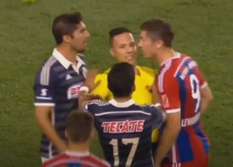 Pereyra y Lewandowski casi se van a los golpes (YouTube: Canal+)