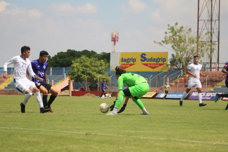 No es Memo Ochoa, sino el portero de El Salvador (@CDeportivoFAS)