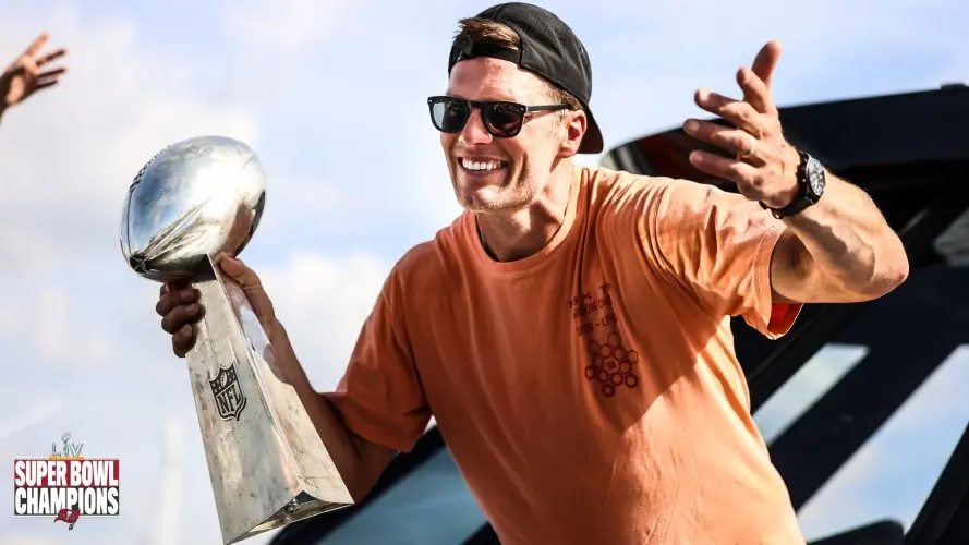 Tom Brady con el Trofeo Vince Lombardi en el desfile de los Buccaneers - Twitter @Buccaneers
