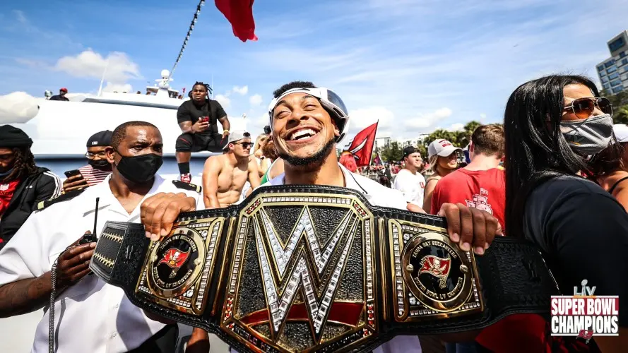 Antoine Winfield Jr. en el desfile de los Buccaneers - Twitter @Buccaneers
