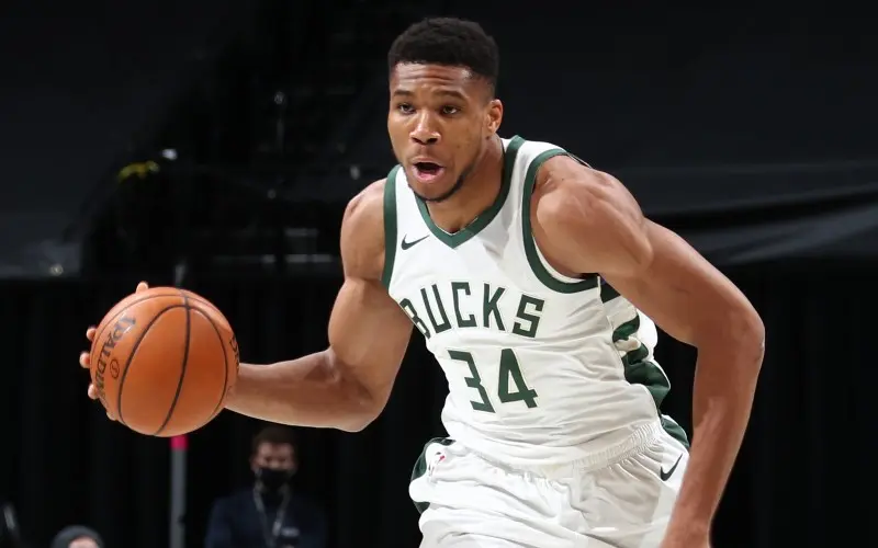 Giannis Antetokounmpo en un partido de los Milwaukee Bucks - Twitter @NBA