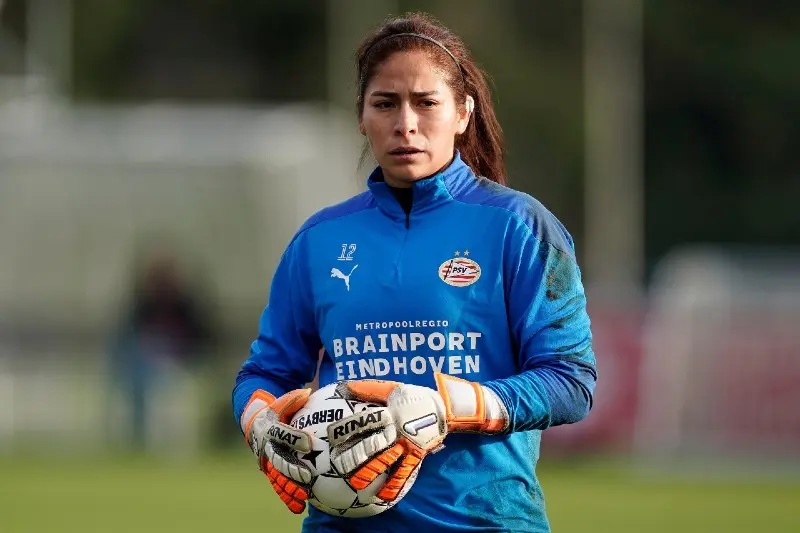 Cecilia Santiago en un entrenamiento del PSV - Twitter @PSVespanol