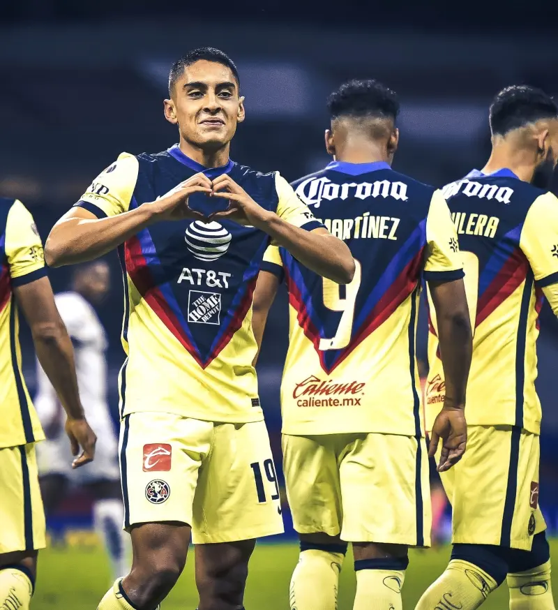 Naveda festeja su primera anotación (FB: Club América)