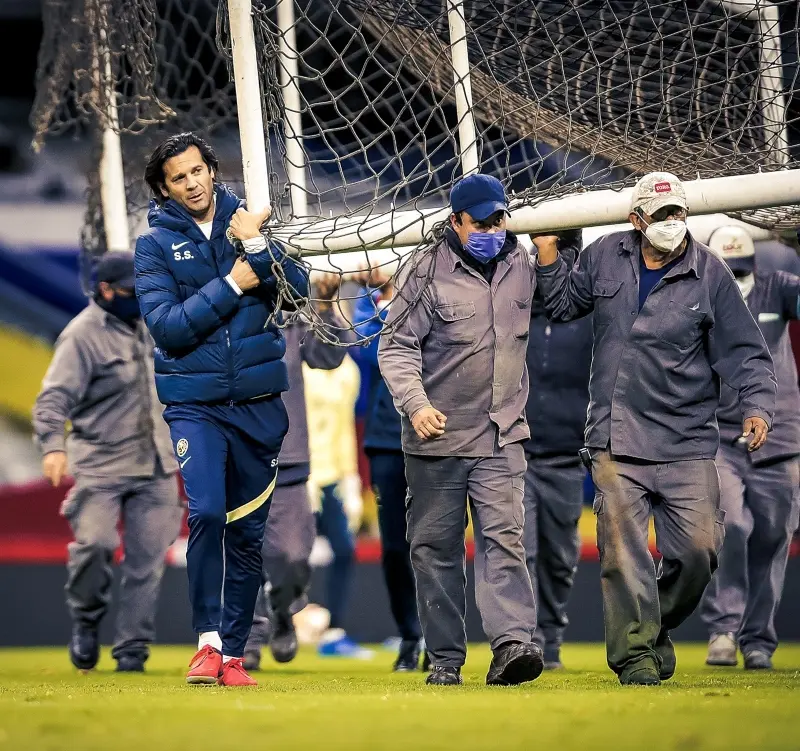 Solari ayudando al staff del Estadio Azteca (FB: Club América)
