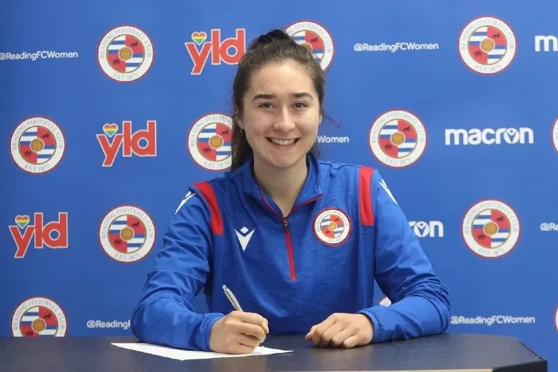 Silvana Flores en su presentación con el Reading FC de Inglaterra - Instagram @readingwomenfc