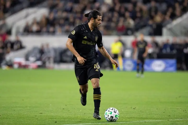 Carlos Vela controla un balón con la camiseta del LAFC - lafc.com