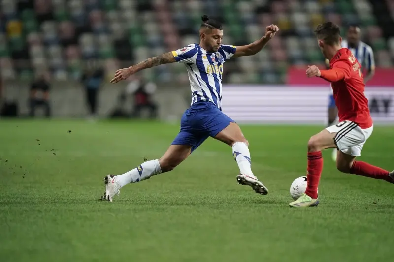 'Tecatito' ante el Benfica (FB: FC Porto)