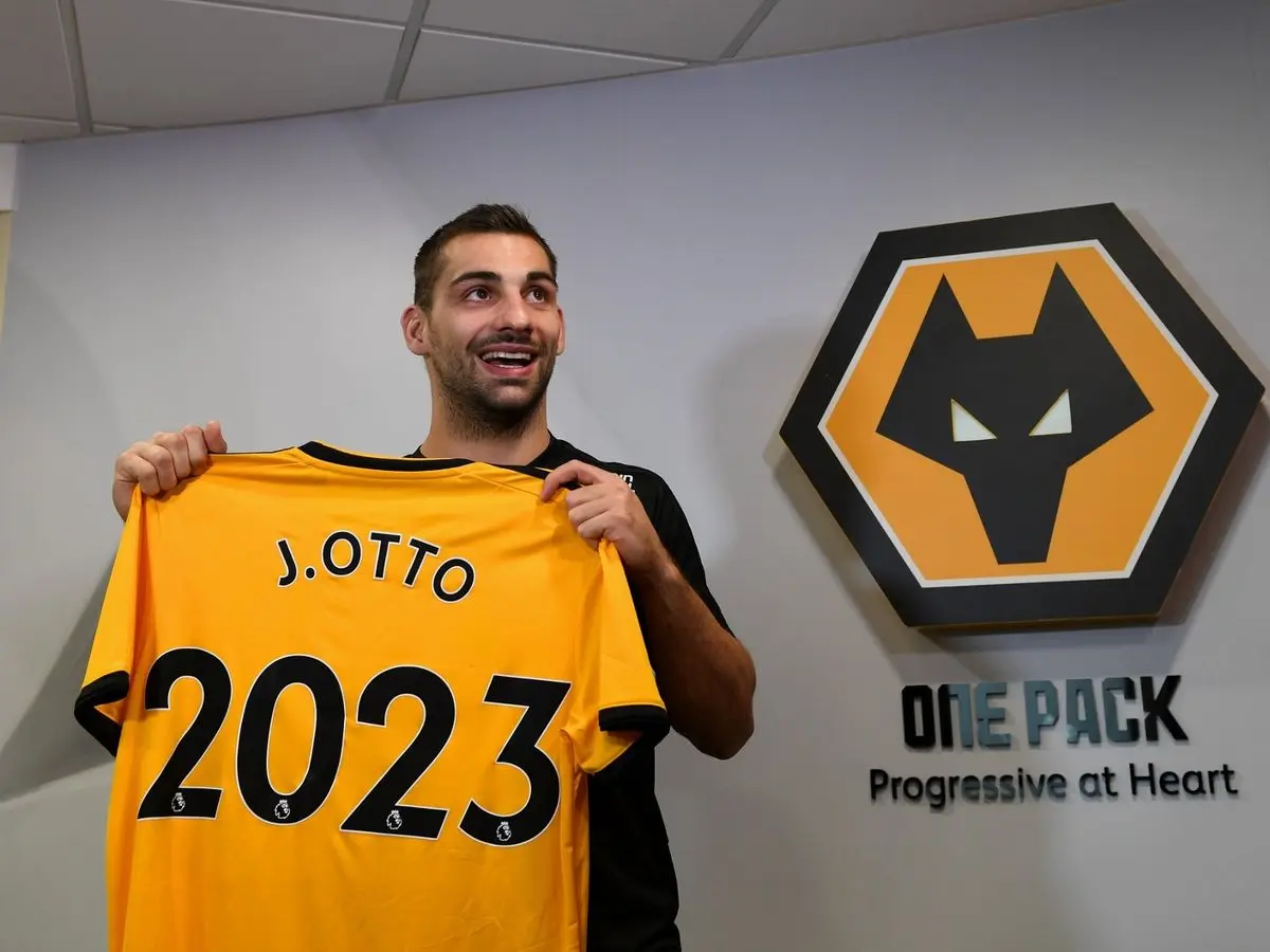 Jonnny Otto en su presentación con el Wolverhampton - wolves.co.uk