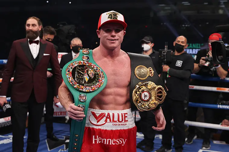Saúl 'Canelo' Álvarez posando con sus títulos mundiales luego de ganar su pelea - Twitter (@canelo)