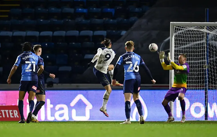 Gareth Bale disparando a portería con la pierna izquierda - Twitter (@GarethBale11)