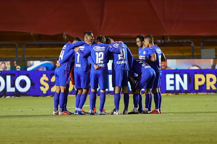 Jugadores de Cruz Azul reunidos en el campo de juego - Twitter (@CruzAzulCD)