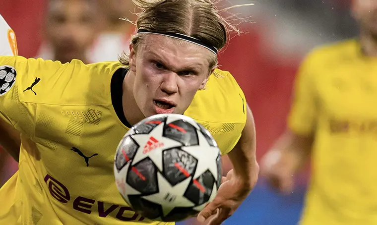 Erling Haaland viendo fijamente al balón - Twitter (@BVB)