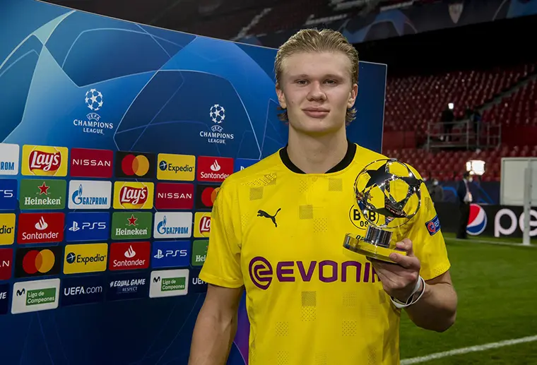 Erling Haaland con su trofeo de jugador del partido - Twitter (@Erling Haaland)