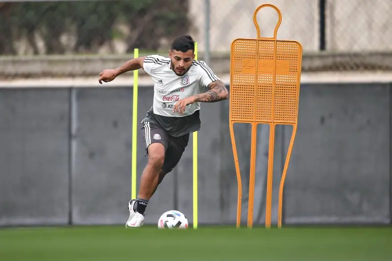 Alexis Vega en un entrenamiento de la Selección Mexicana - Twitter @miseleccionmx